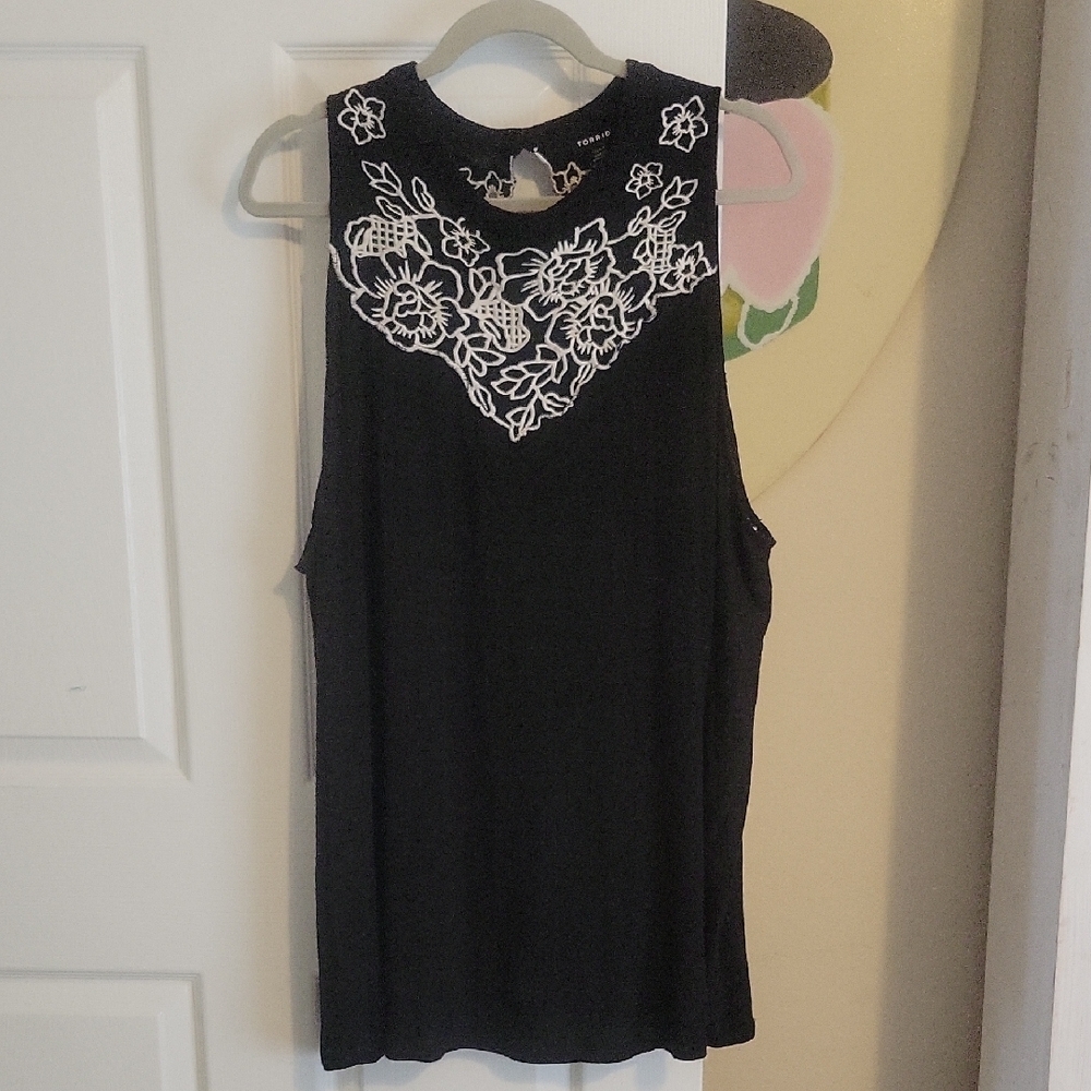 Torrid Sz3 Black with White Floral Embroidered Design sleeveless open back top